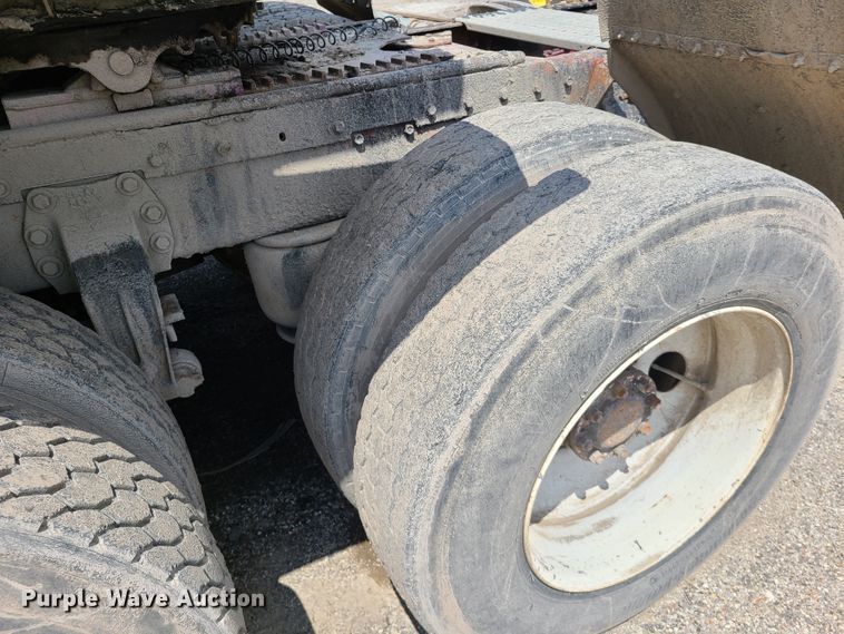 image for item IC9763 1983 Peterbilt 359  semi truck