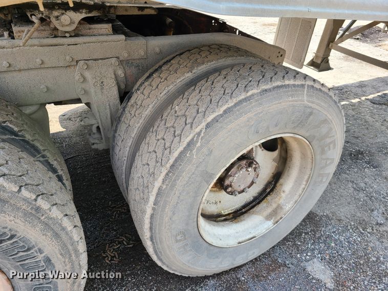 image for item IC9763 1983 Peterbilt 359  semi truck