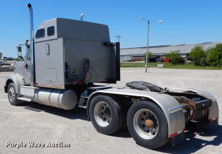image for item IL9367 2008 International 9900i  semi truck