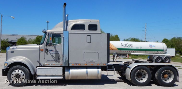 image for item IL9367 2008 International 9900i  semi truck
