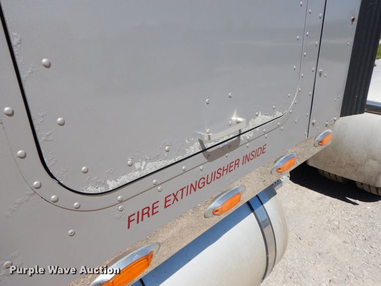 image for item IL9367 2008 International 9900i  semi truck