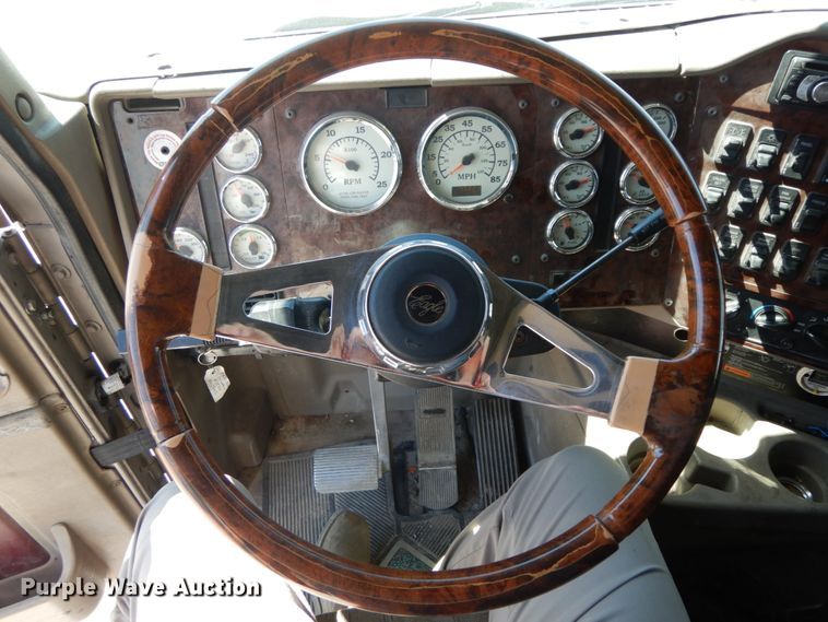 image for item IL9367 2008 International 9900i  semi truck