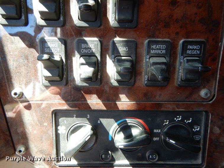 image for item IL9367 2008 International 9900i  semi truck