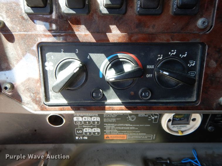 image for item IL9367 2008 International 9900i  semi truck