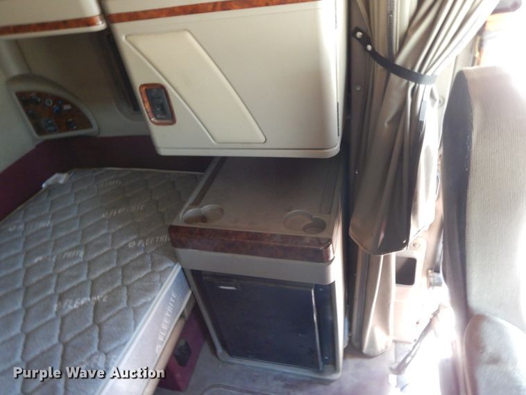 image for item IL9367 2008 International 9900i  semi truck