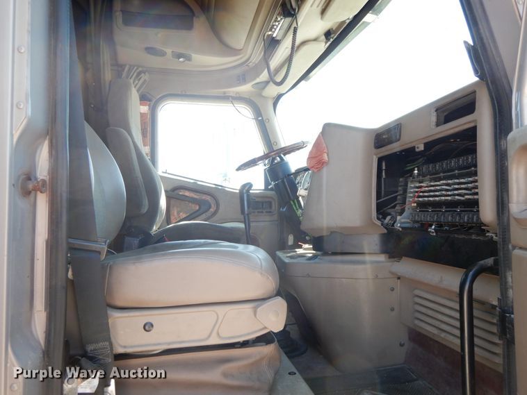 image for item IL9367 2008 International 9900i  semi truck