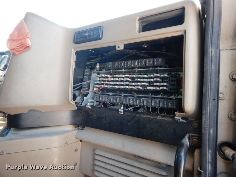 image for item IL9367 2008 International 9900i  semi truck