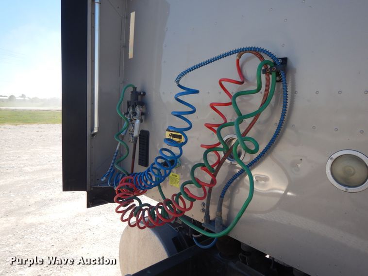 image for item IL9367 2008 International 9900i  semi truck