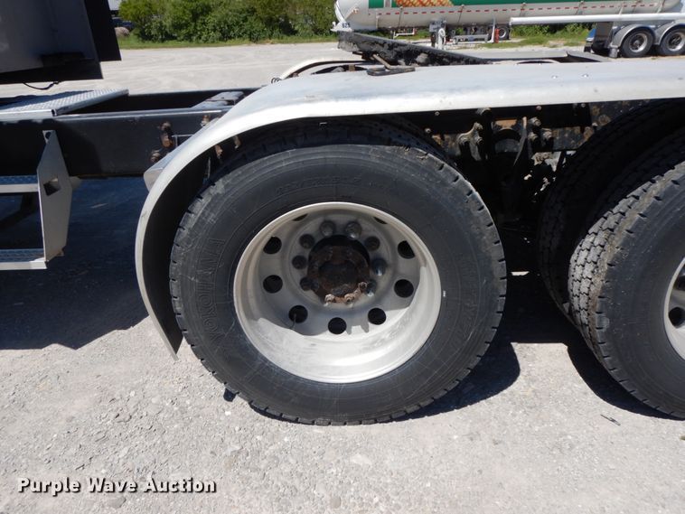 image for item IL9367 2008 International 9900i  semi truck