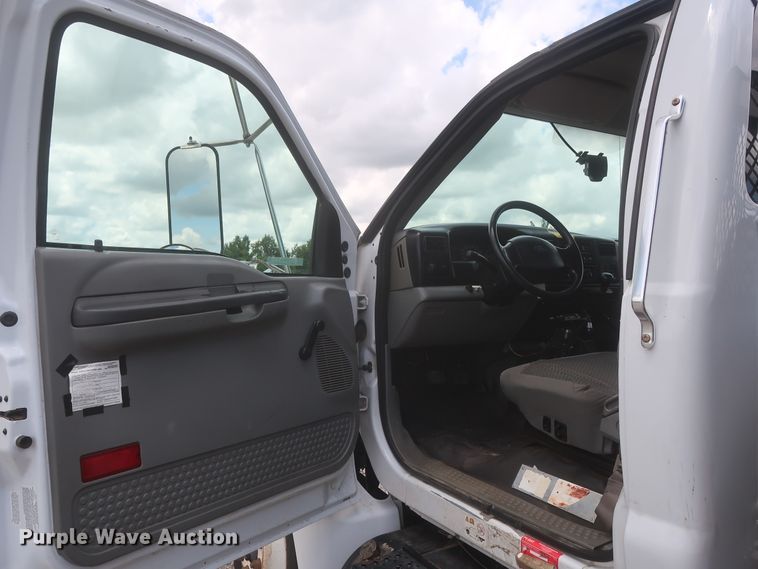 image for item IO9107 2008 Ford F650 Super Duty XL  flatbed truck