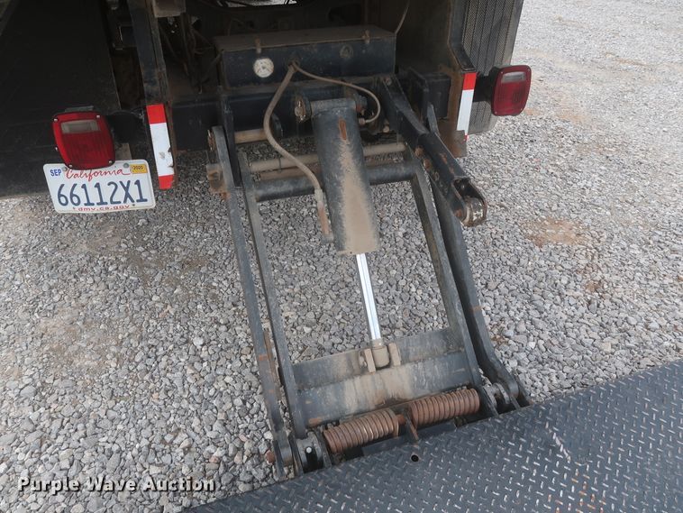 image for item IO9107 2008 Ford F650 Super Duty XL  flatbed truck