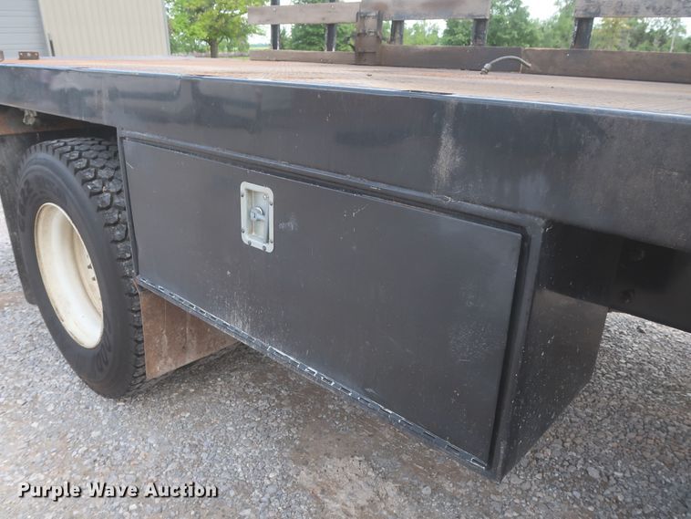 image for item IO9107 2008 Ford F650 Super Duty XL  flatbed truck