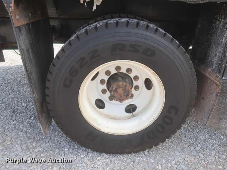 image for item IO9107 2008 Ford F650 Super Duty XL  flatbed truck