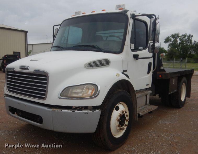 image for item IP9821 2007 Freightliner Business Class M2  flatbed truck
