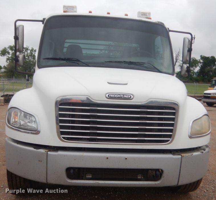 image for item IP9821 2007 Freightliner Business Class M2  flatbed truck