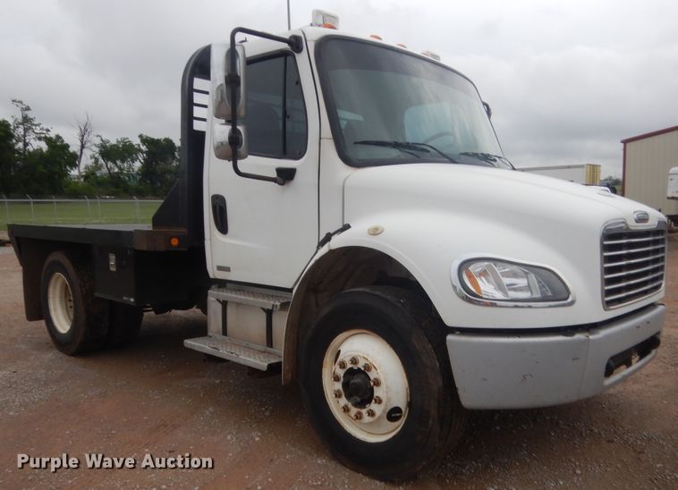 image for item IP9821 2007 Freightliner Business Class M2  flatbed truck