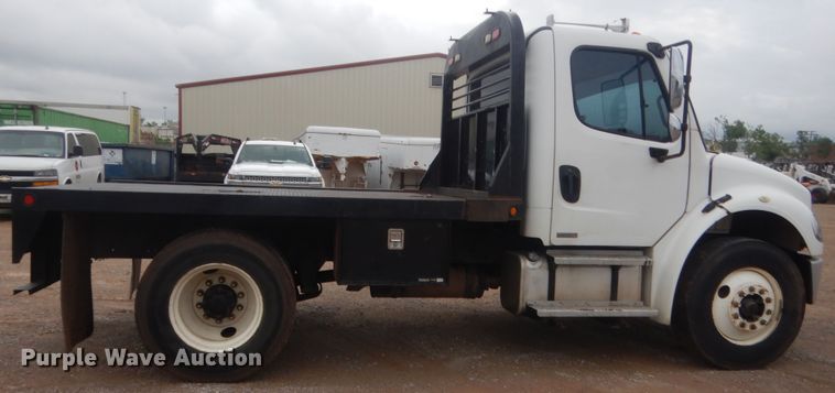 image for item IP9821 2007 Freightliner Business Class M2  flatbed truck