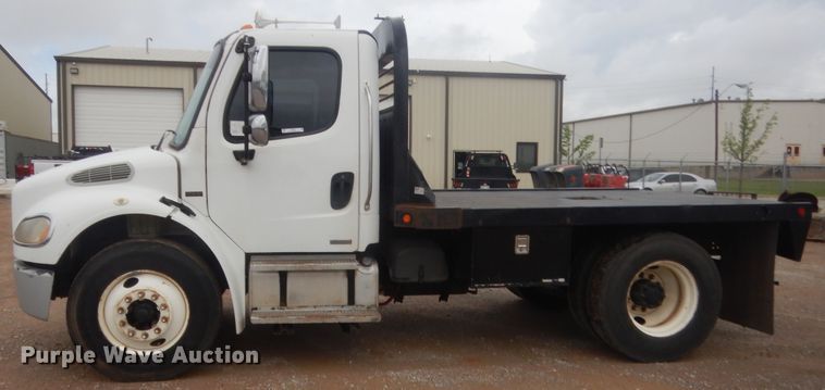 image for item IP9821 2007 Freightliner Business Class M2  flatbed truck