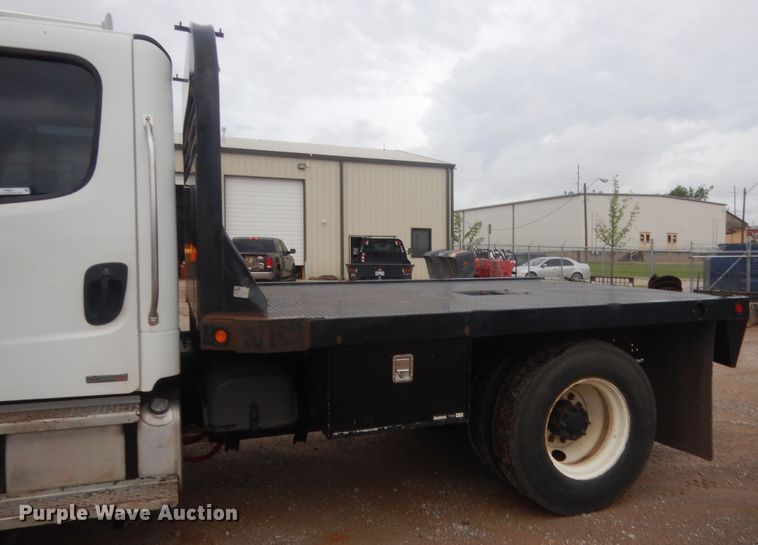 image for item IP9821 2007 Freightliner Business Class M2  flatbed truck