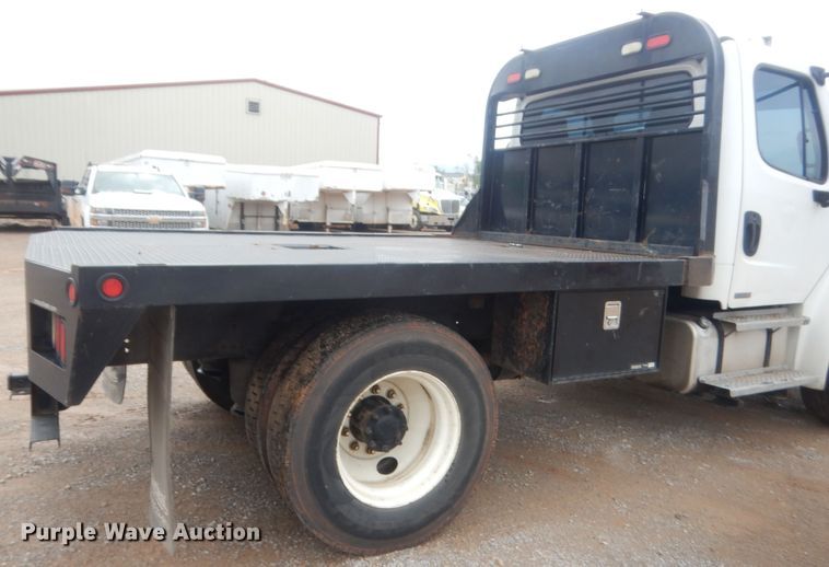 image for item IP9821 2007 Freightliner Business Class M2  flatbed truck