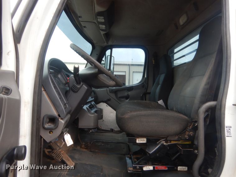 image for item IP9821 2007 Freightliner Business Class M2  flatbed truck