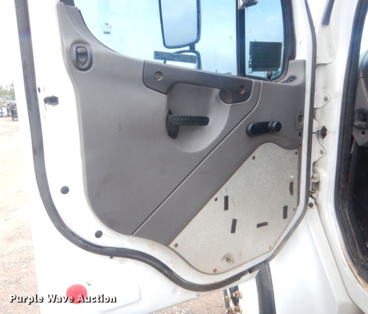 image for item IP9821 2007 Freightliner Business Class M2  flatbed truck