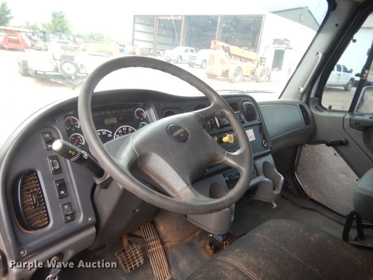 image for item IP9821 2007 Freightliner Business Class M2  flatbed truck