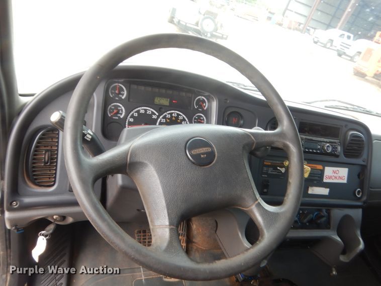 image for item IP9821 2007 Freightliner Business Class M2  flatbed truck