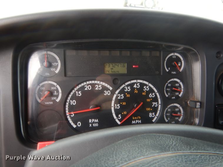 image for item IP9821 2007 Freightliner Business Class M2  flatbed truck