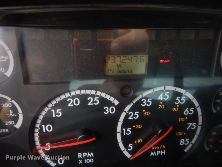 image for item IP9821 2007 Freightliner Business Class M2  flatbed truck