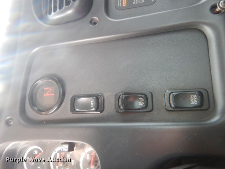 image for item IP9821 2007 Freightliner Business Class M2  flatbed truck