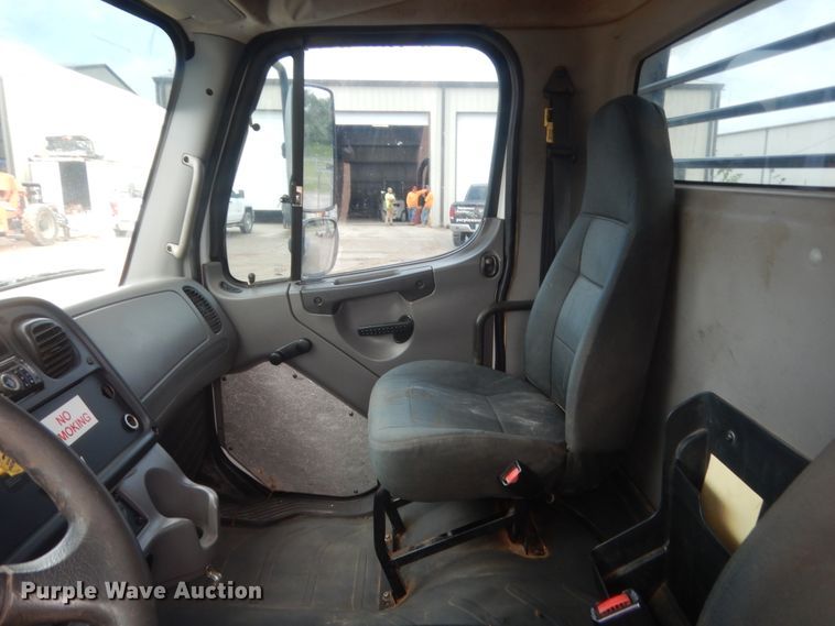 image for item IP9821 2007 Freightliner Business Class M2  flatbed truck