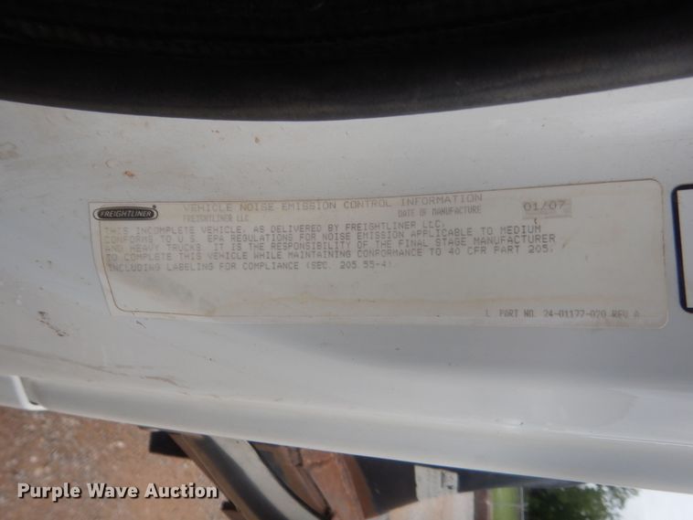 image for item IP9821 2007 Freightliner Business Class M2  flatbed truck