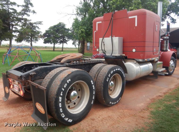 image for item IP9845 1985 Peterbilt 359  semi truck