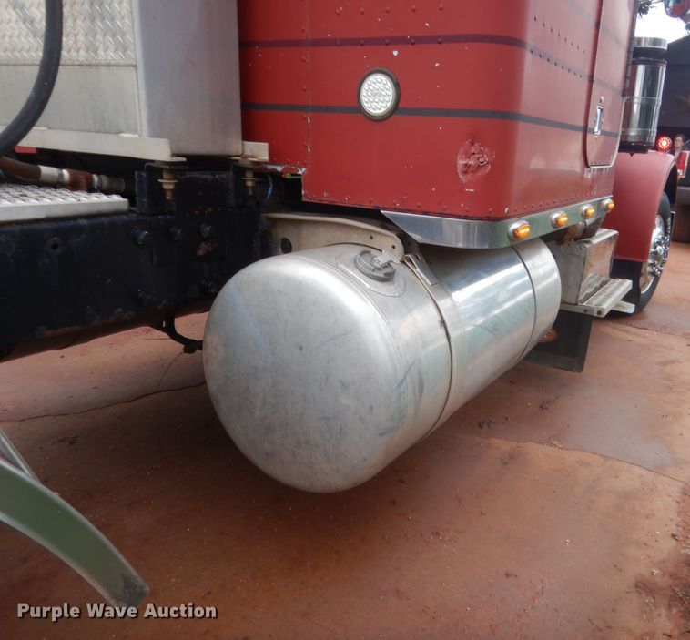 image for item IP9845 1985 Peterbilt 359  semi truck