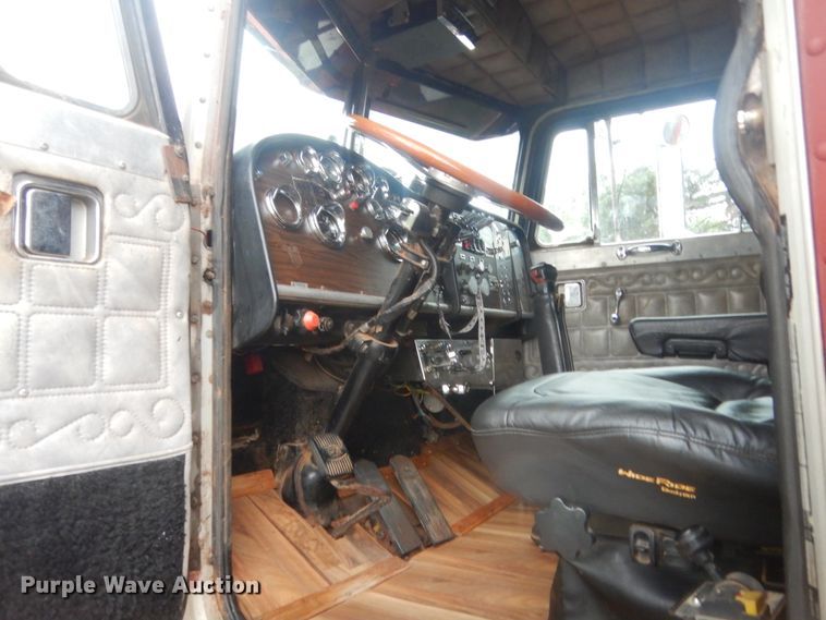 image for item IP9845 1985 Peterbilt 359  semi truck