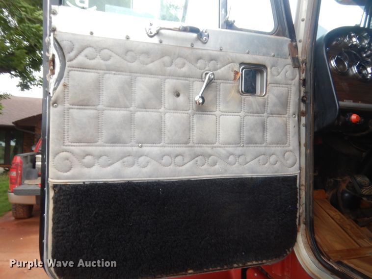 image for item IP9845 1985 Peterbilt 359  semi truck