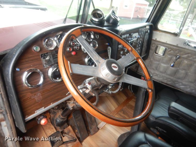 image for item IP9845 1985 Peterbilt 359  semi truck