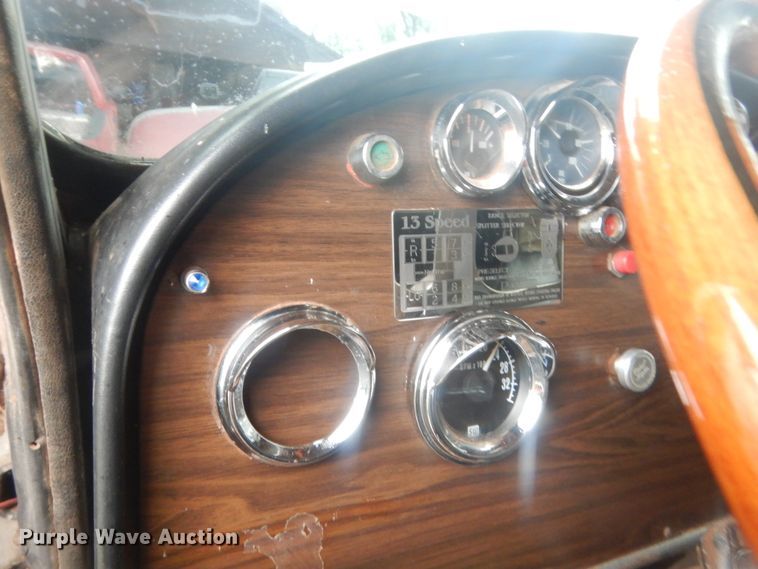 image for item IP9845 1985 Peterbilt 359  semi truck