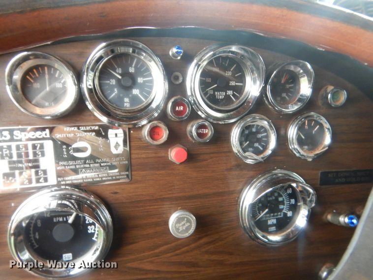 image for item IP9845 1985 Peterbilt 359  semi truck