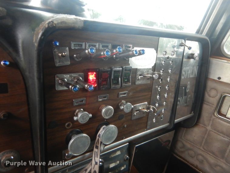 image for item IP9845 1985 Peterbilt 359  semi truck