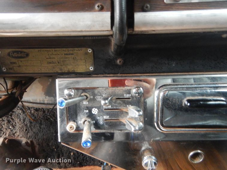 image for item IP9845 1985 Peterbilt 359  semi truck