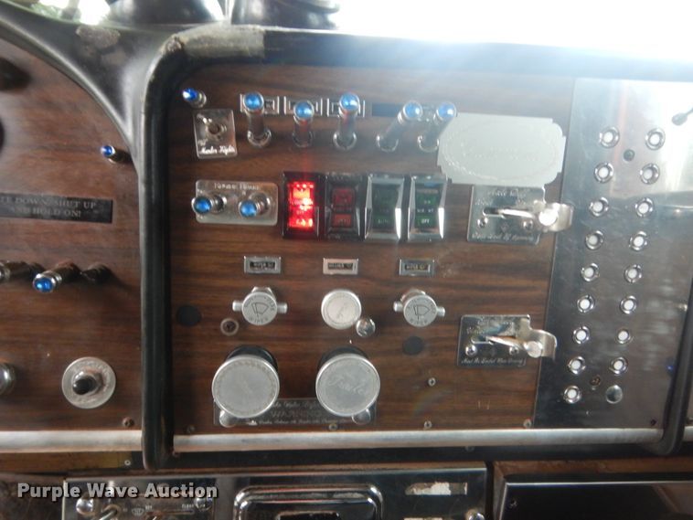 image for item IP9845 1985 Peterbilt 359  semi truck