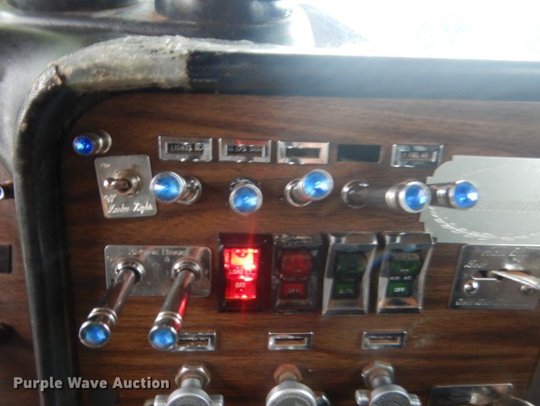 image for item IP9845 1985 Peterbilt 359  semi truck