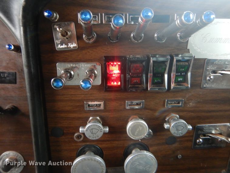 image for item IP9845 1985 Peterbilt 359  semi truck