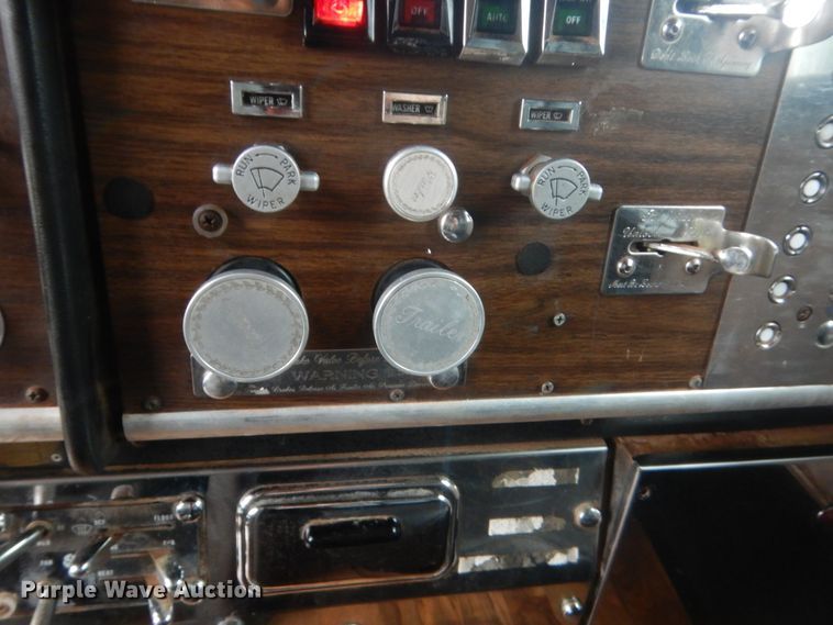 image for item IP9845 1985 Peterbilt 359  semi truck