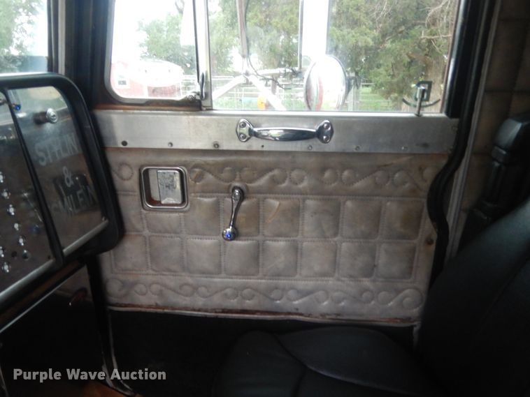 image for item IP9845 1985 Peterbilt 359  semi truck