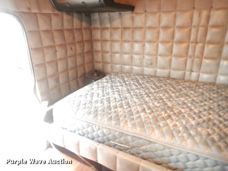 image for item IP9845 1985 Peterbilt 359  semi truck