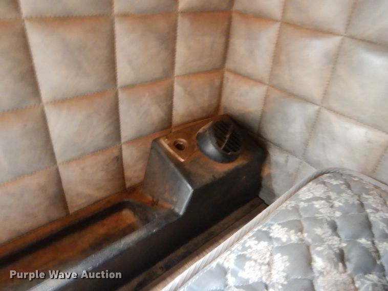 image for item IP9845 1985 Peterbilt 359  semi truck