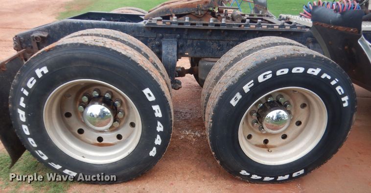 image for item IP9845 1985 Peterbilt 359  semi truck